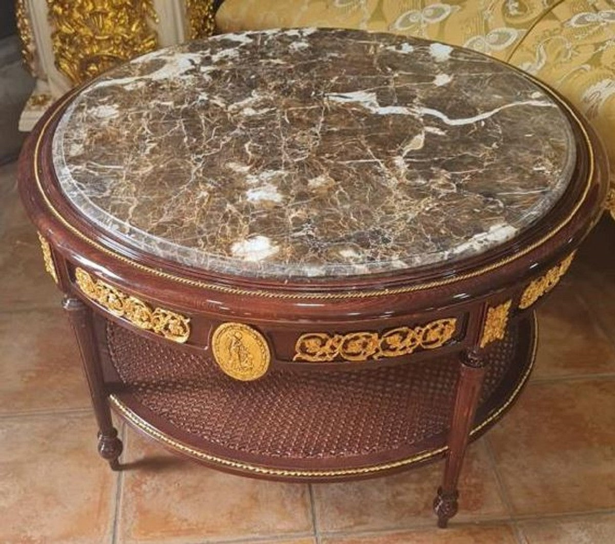 Barock Couchtisch mit Marmorplatte Braun / Gold / Grau - Runder Massivholz Wohnzimmertisch im Barockstil - Barockstil Wohnzimmer Möbel - Barock Möbel - Antik Stil Wohnzimmer Möbel
