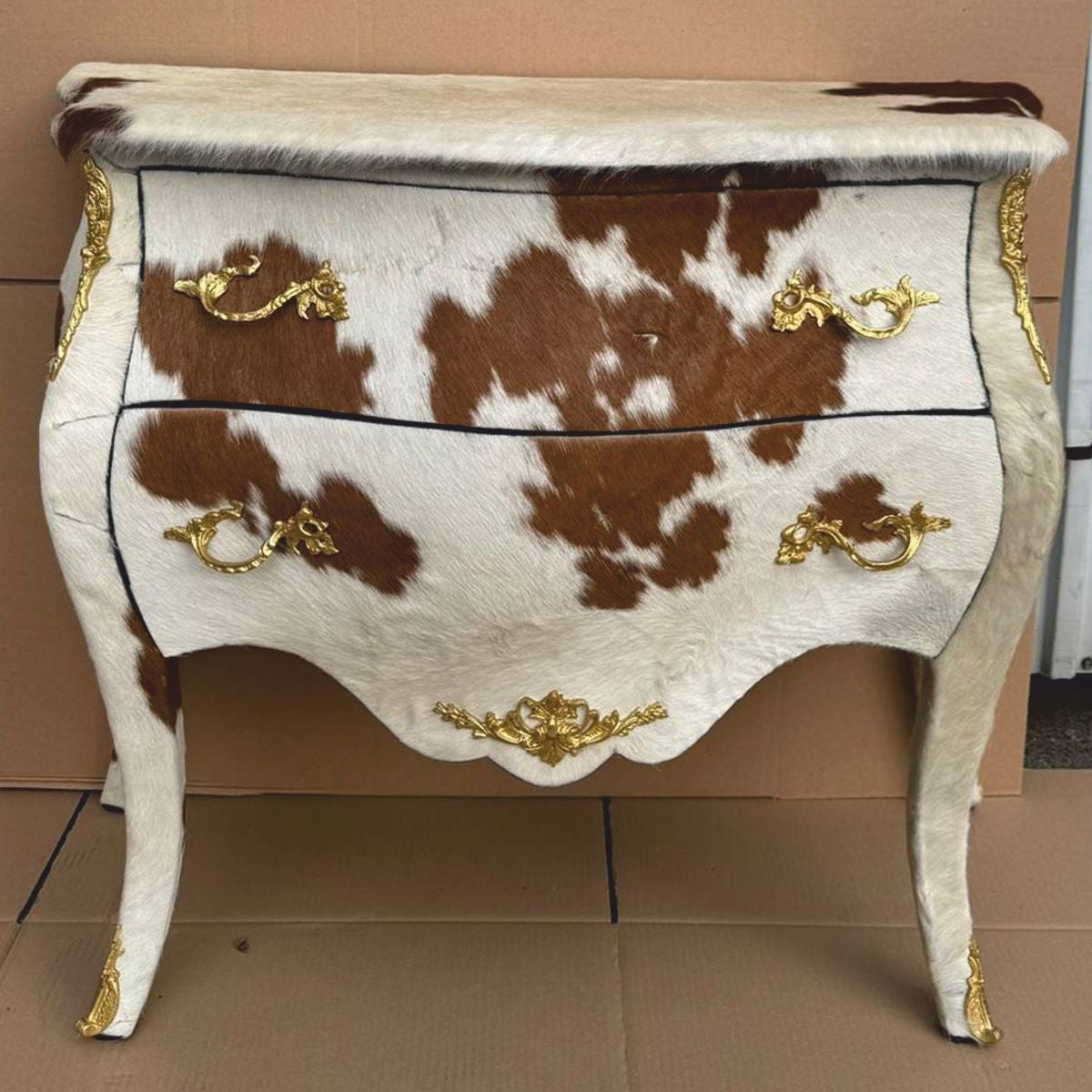 Barock Kuhfell Kommode Weiß / Braun / Gold 100 cm - Barock Möbel