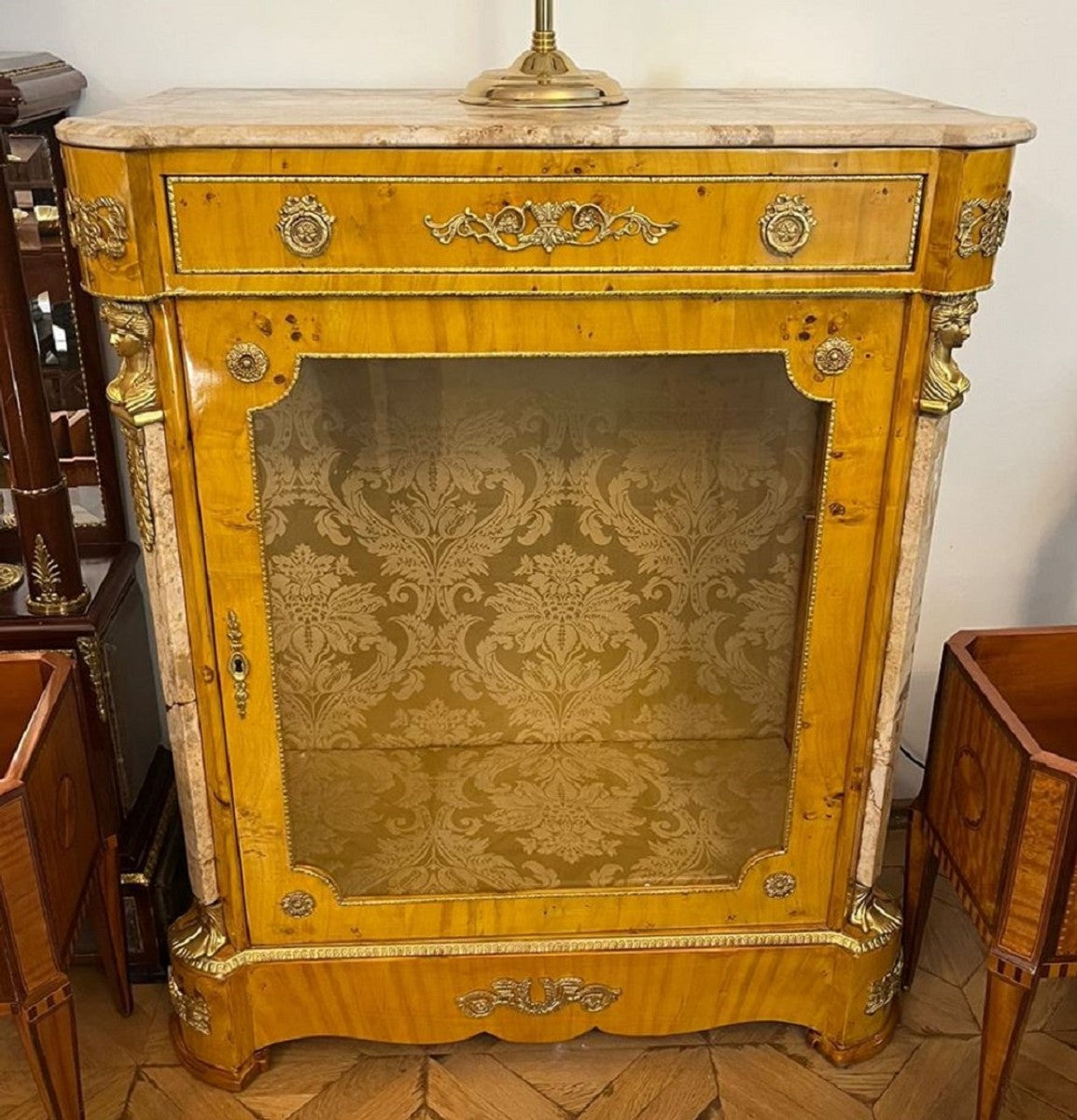 Barock Vitrine Vogelaugenahorn / Creme / Messing - Handgefertigter Massivholz Vitrinenschrank mit Glastür und Schublade - Barock Möbel - Edel & Prunkvoll