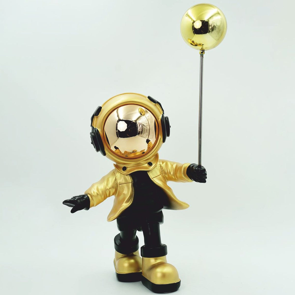 Deko Figur Astronaut mit Ballon Gold / Schwarz H. 48 cm - Deko Skulptur